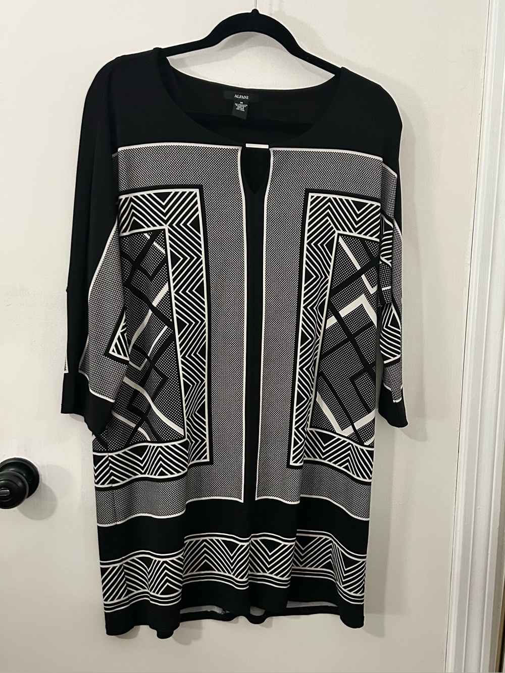 Alfani Black and White Women’s Jersey Keyhole Geometric Tunic Top  3/4 Sleeve M